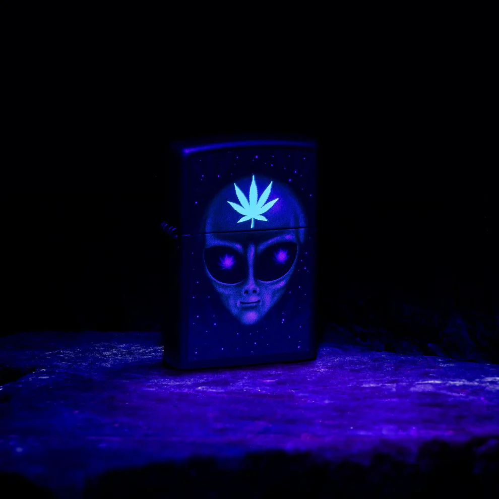 Encendedor Zippo Negro Mate Cannabis Alien Cod 46708